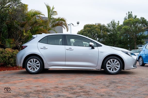 2024 TOYOTA Corolla Hatch Hybrid Ascent Sport image 3