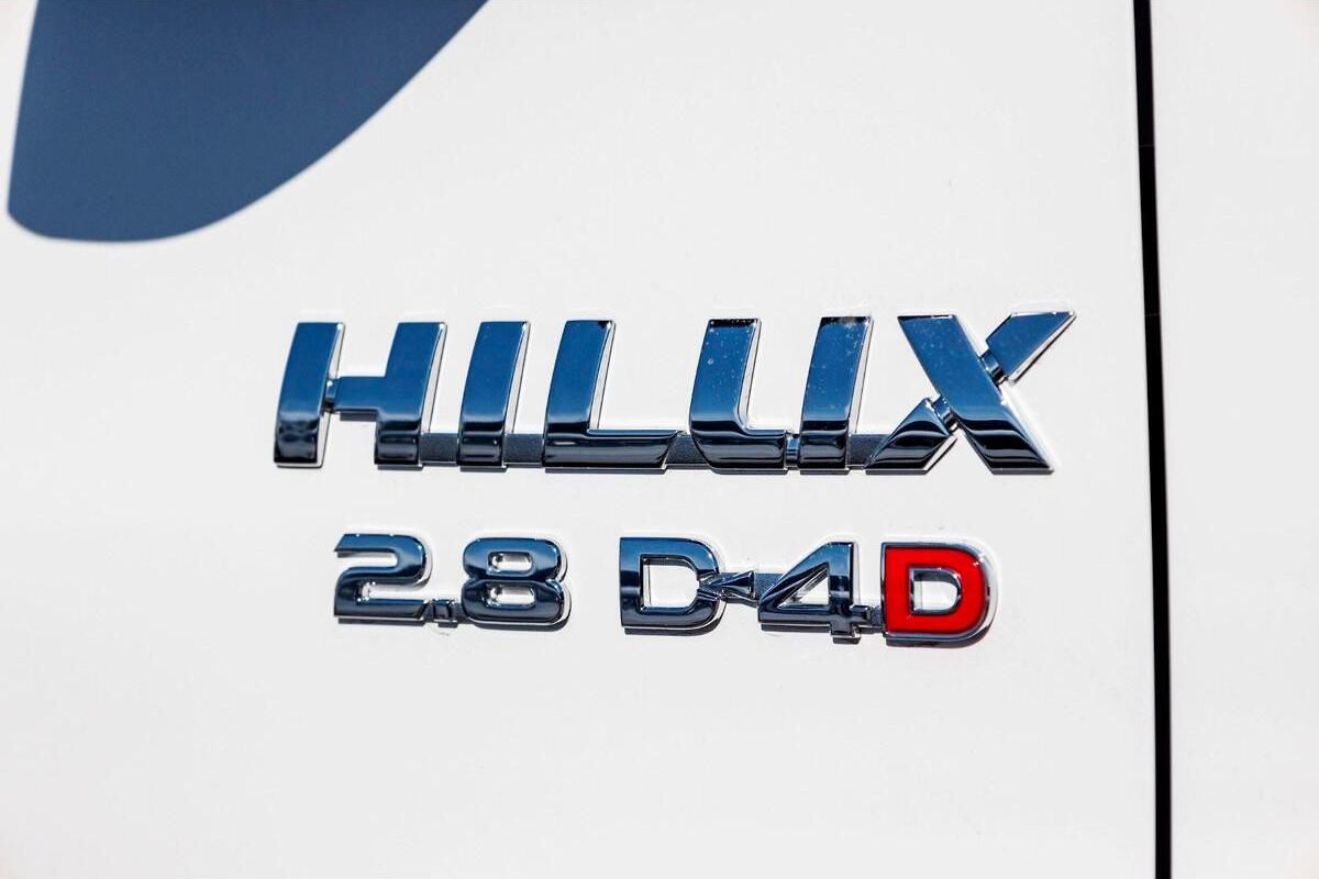 2024 Toyota Hilux SR5 Auto 4x4 image 8