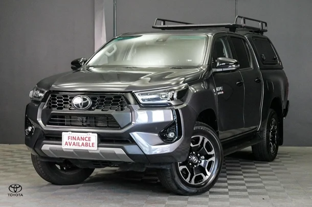 2024 Toyota Hilux 4x4 SR5 image 3