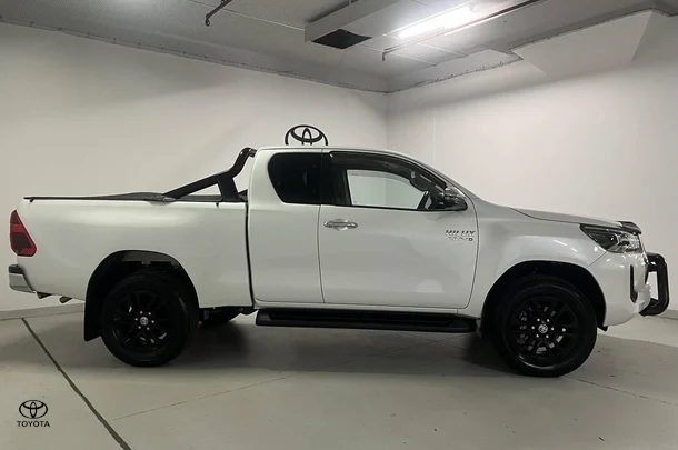 2023 Toyota Hilux SR5 image 3