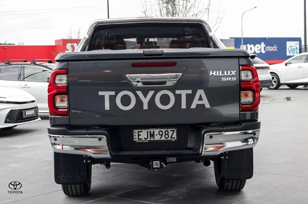 2020 Toyota HILUX SR5 image 5