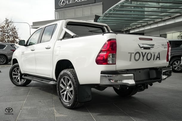 2019 Toyota HILUX SR5 image 3
