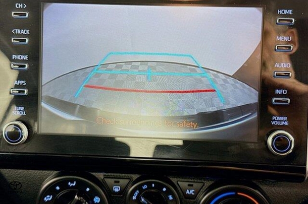 2024 Toyota Hilux SR image 14