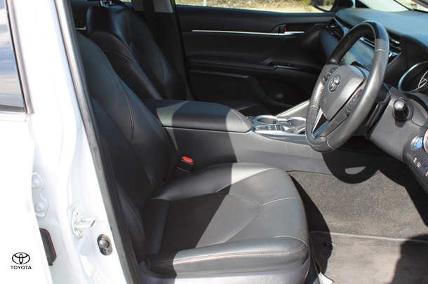 2019 Toyota Camry Hybrid SL image 16