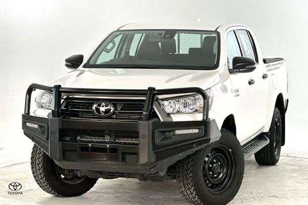 2022 Toyota Hilux SR image 1