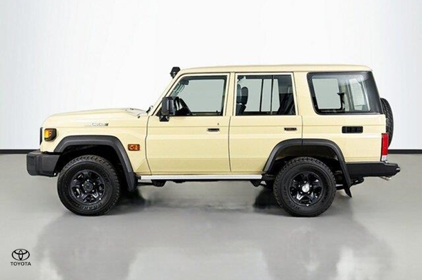 2024 Toyota LANDCRUISER MILITARY GXL image 5