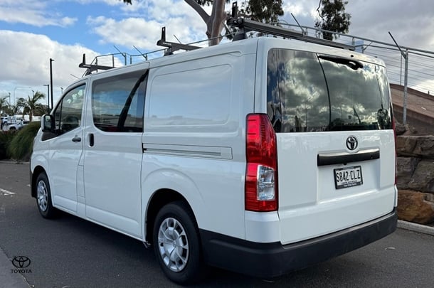 2021 Toyota Hiace LWB image 4