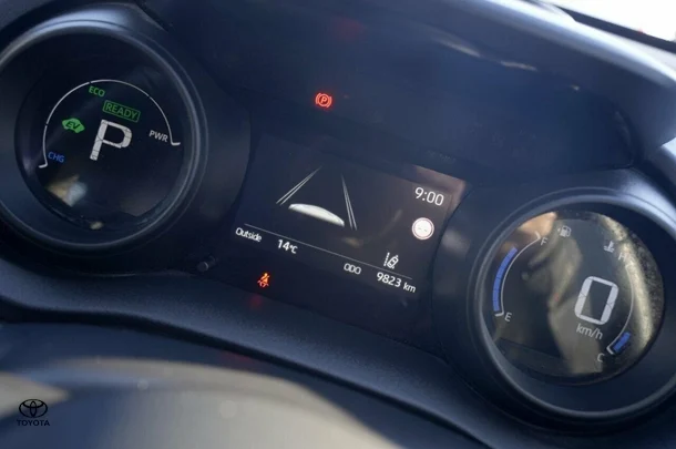2022 Toyota Yaris Hybrid ZR image 11