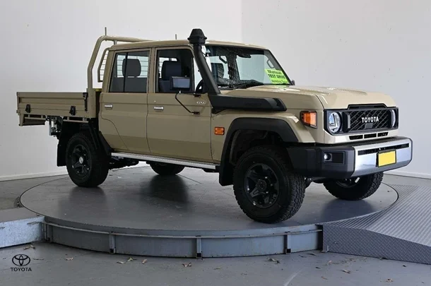2025 Toyota LC Military GXL image 2