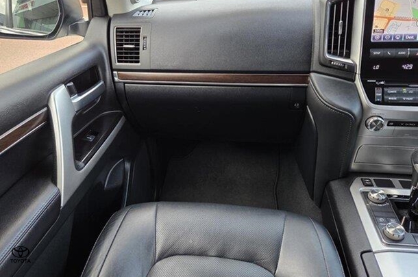 2020 Toyota Landcruiser VX image 17