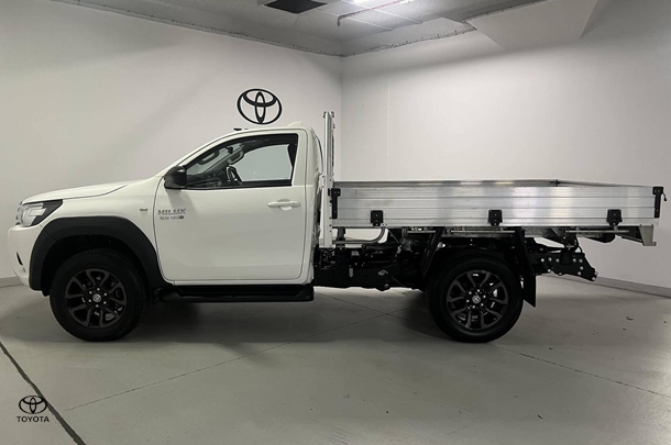 2024 Toyota Hilux SR image 9