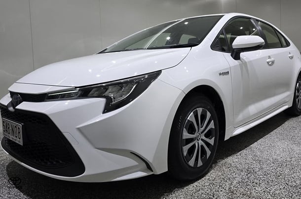 2021 Toyota COROLLA SEDAN HYBRID Ascent Sport image 5