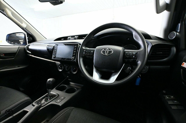 2023 Toyota Hilux SR image 19