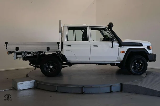 2025 Toyota LC Military GXL image 3
