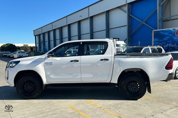 2022 Toyota Hilux SR image 6