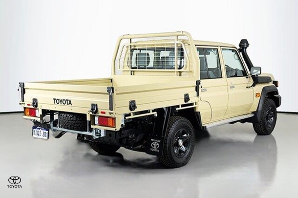 2025 Toyota LANDCRUISER MILITARY GXL image 9