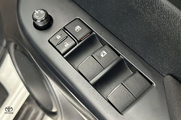2022 Toyota Hilux SR image 11