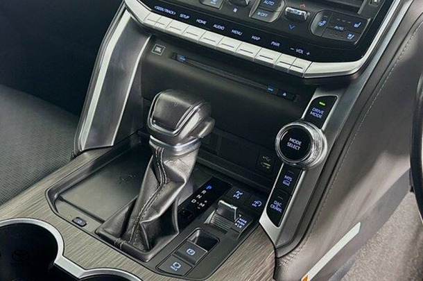 2022 Toyota LANDCRUISER Sahara ZX image 17