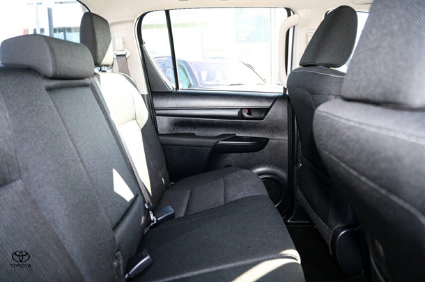 2019 Toyota Hilux 4x2 SR image 11