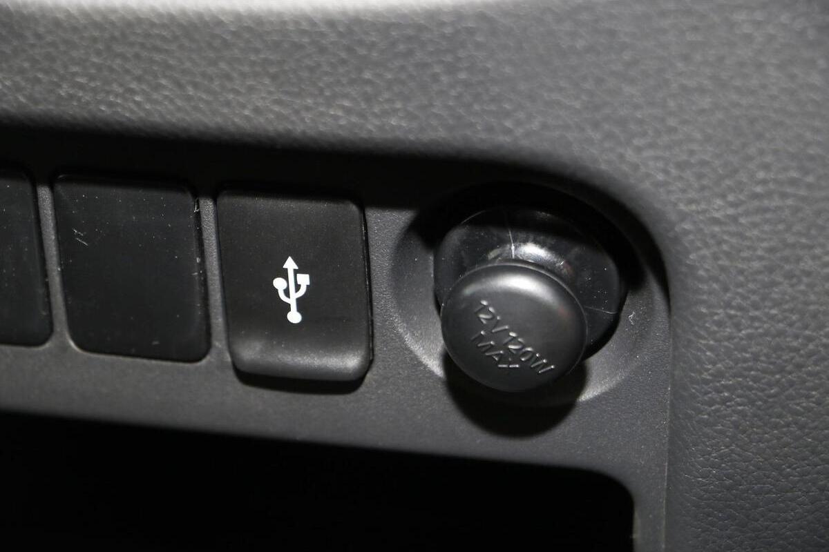 2024 Mitsubishi Triton GLX MR Manual 4x4 MY23 image 7