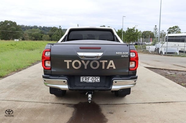 2020 Toyota Hilux 4x4 SR5 image 5