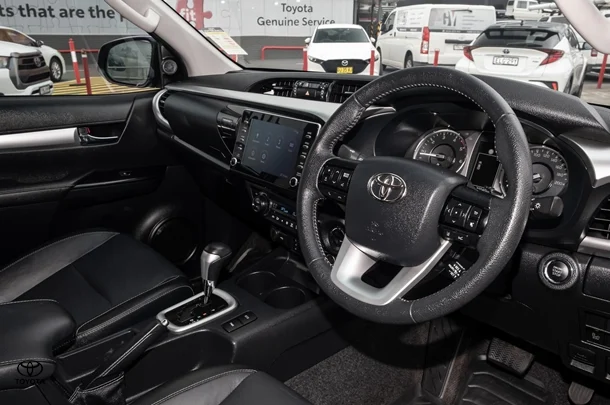 2023 Toyota Hilux 4x4 SR5 image 7