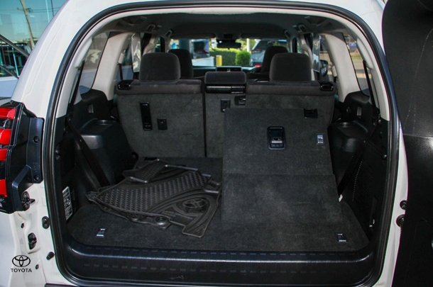 2023 Toyota Prado GXL image 24