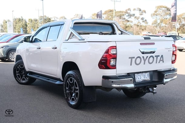 2021 Toyota Hilux SR5 image 2