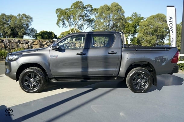 2024 Toyota HILUX SR image 2