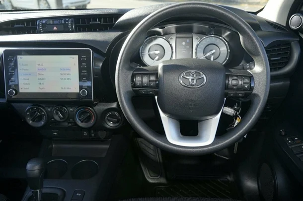 2024 Toyota HILUX SR image 7