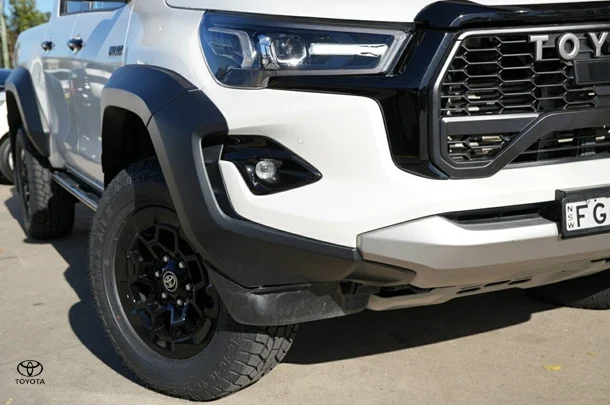 2023 Toyota Hilux 4x4 GR-S image 2