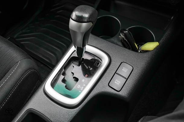 2019 Toyota HILUX SR5 image 16
