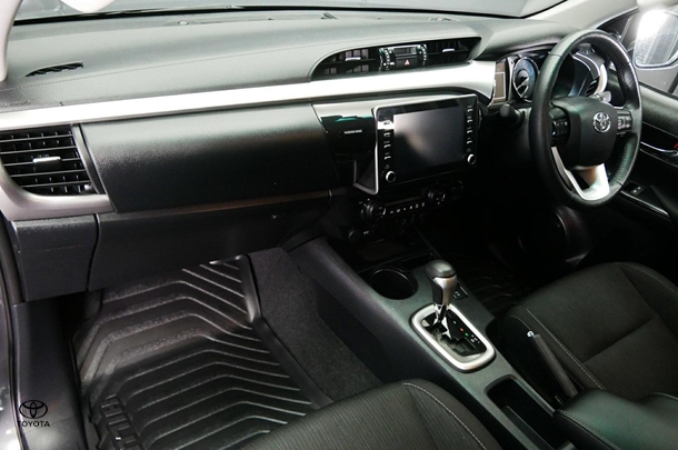 2024 Toyota Hilux 4x4 SR5 image 22
