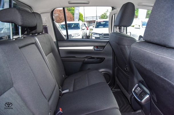 2023 Toyota HILUX SR5 image 17