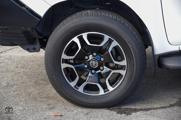 2023 Toyota HILUX SR5 image 9