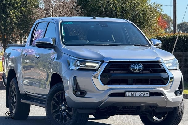 2021 Toyota HILUX SR5 image 1