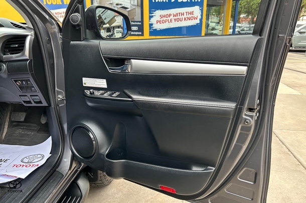2022 Toyota Hilux 4x4 SR5 image 33
