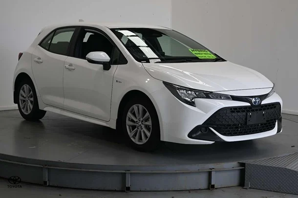 2024 Toyota Corolla Hatch Hybrid Ascent Sport image 3