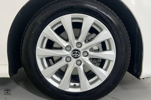 2019 Toyota Camry Ascent image 5