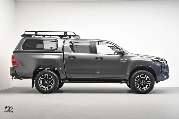 2024 Toyota Hilux 4x4 SR5 image 3