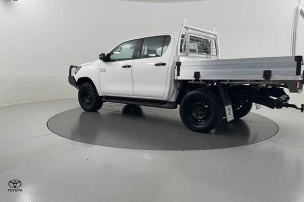 2022 Toyota Hilux 4x4 SR image 3