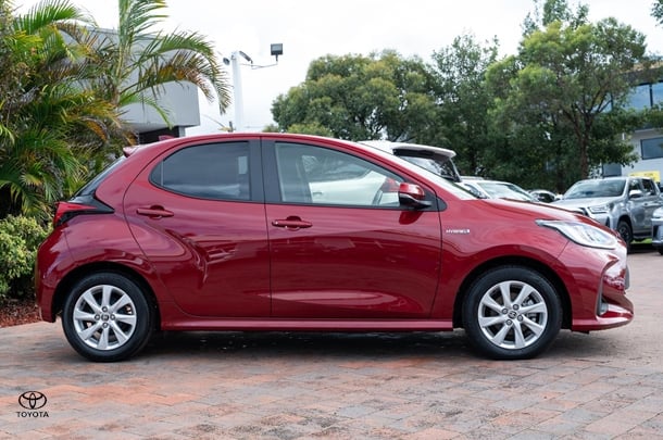 2023 TOYOTA Yaris Hybrid SX image 3