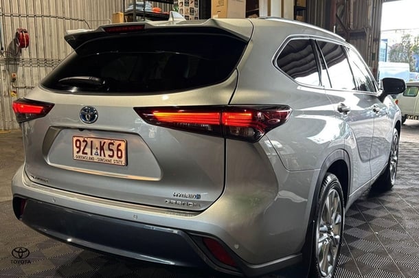 2024 Toyota Kluger Hybrid AWD GRANDE image 3