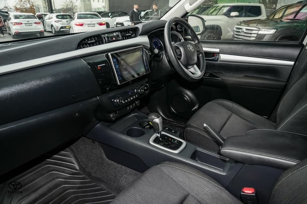 2019 Toyota HILUX SR5 image 10