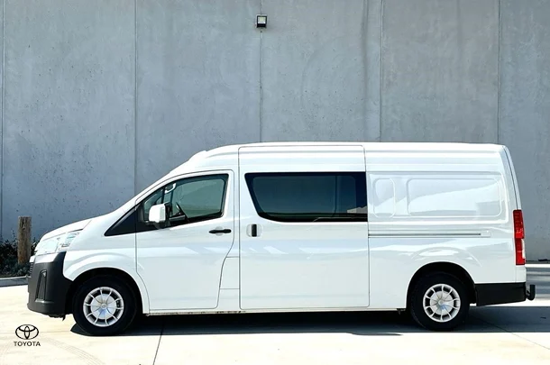 2022 Toyota Hiace SLWB image 8