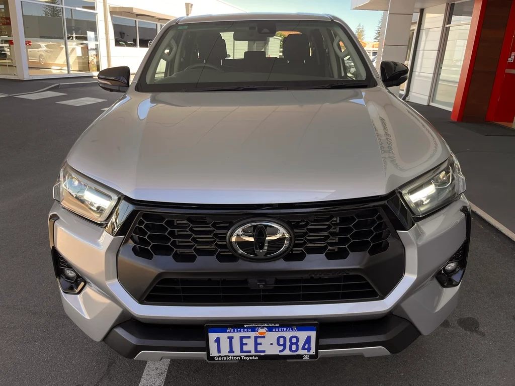 2024 Toyota Hilux SR5 image 7