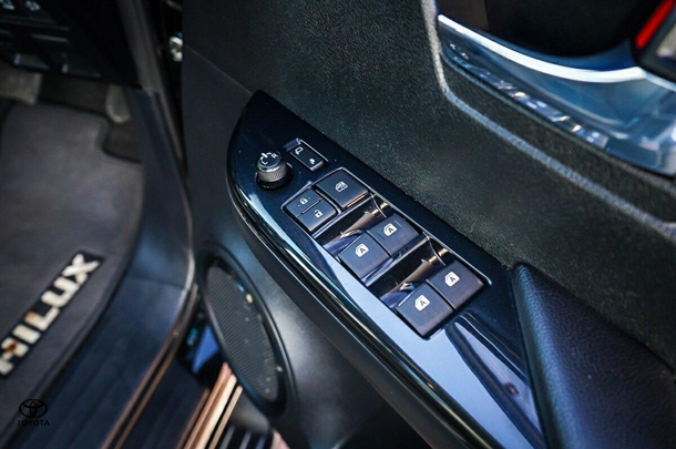 2022 Toyota Hilux 4x4 Rogue image 13