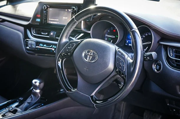 2017 Toyota C-HR L3 image 12