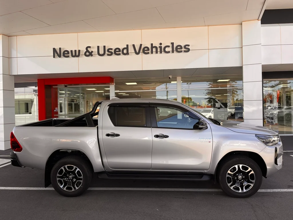 2024 Toyota Hilux SR5 image 2