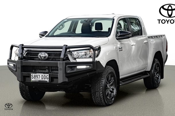 2023 Toyota HILUX SR image 3